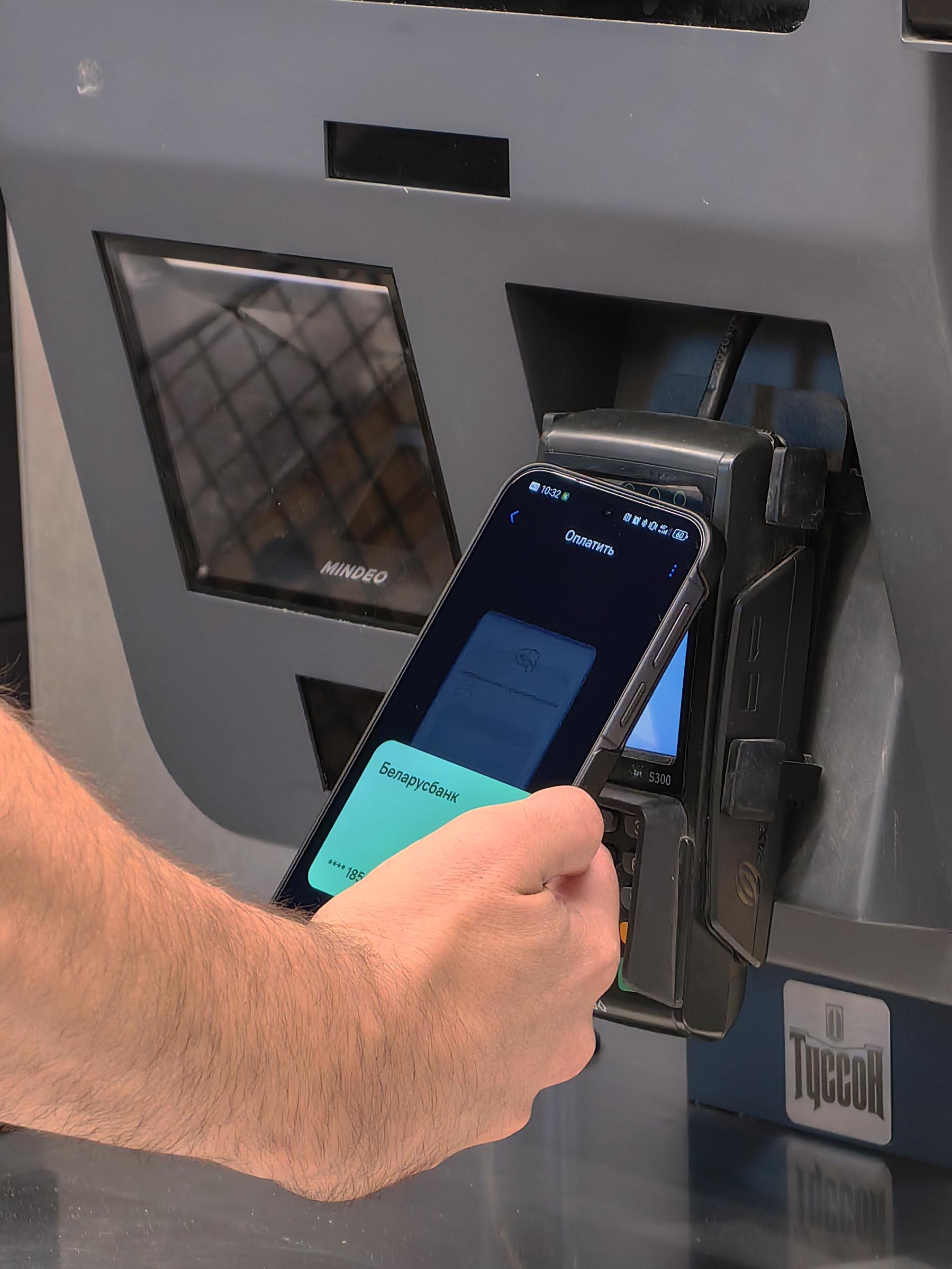 Бесконтактная оплата смартфоном Huawei через Белкарт Pay